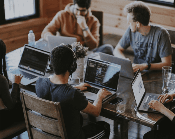 Grupa ludzi pracująca w strefie coworkingowej